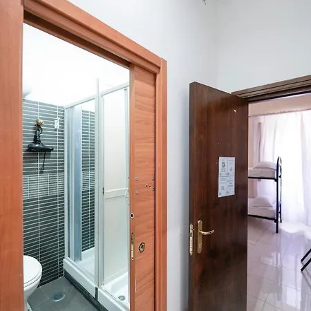 Mochileros Hotel *